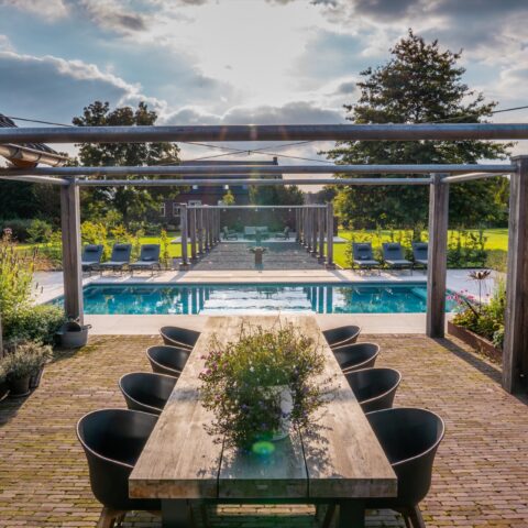 Zwembad in deze landelijke tuin te Sevenum