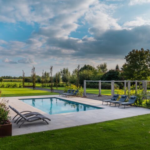 Zwembad in deze landelijke tuin te Sevenum