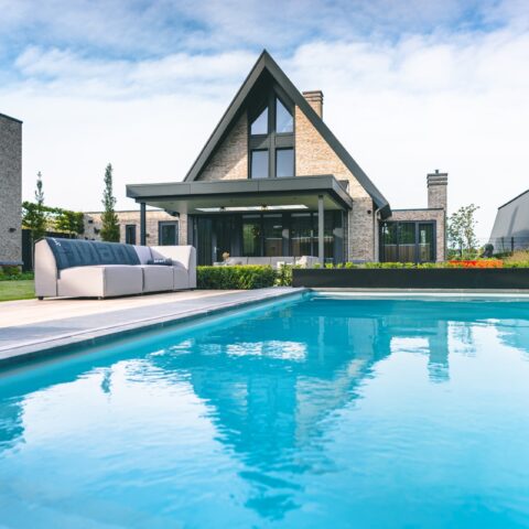 Luxe zwembad bij Villa te Milheeze