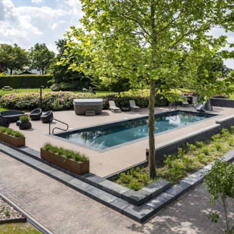 Project Galder – Anthracite skimmer foil pool with sit-down lounging platform