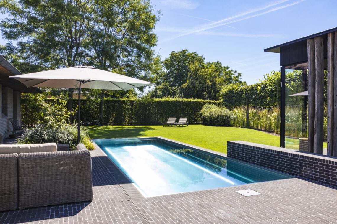 Luxe meubelen in royale tuin 