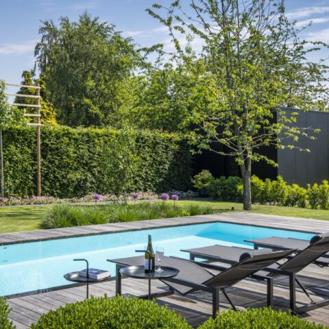 Stijlvolle en rustgevende tuin met overloopzwembad