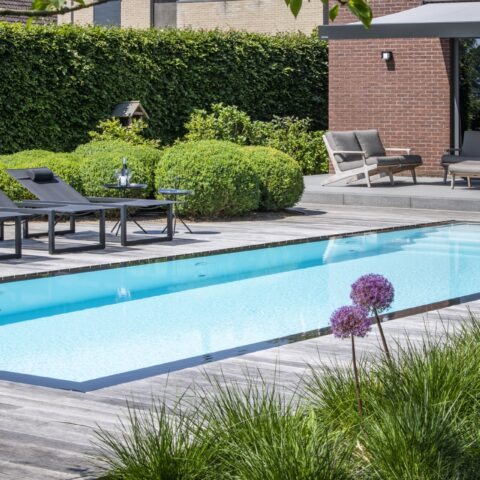 Stijlvolle en rustgevende tuin met overloopzwembad