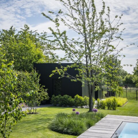 Stijlvolle en rustgevende tuin met overloopzwembad
