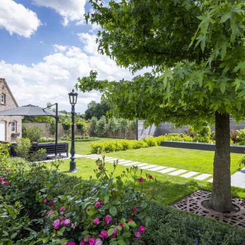 Mooie voor- en achtertuin met een romantische tint