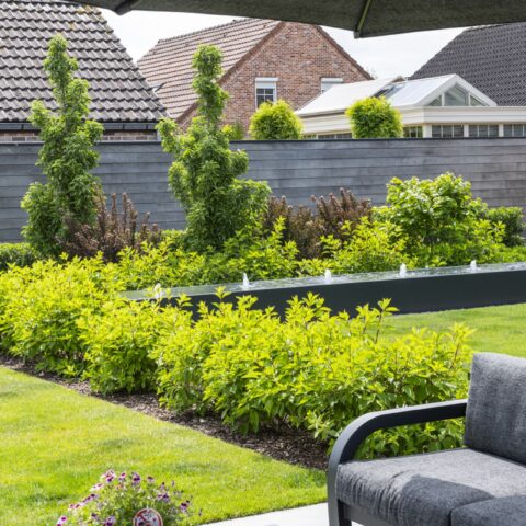 Mooie voor- en achtertuin met een romantische tint