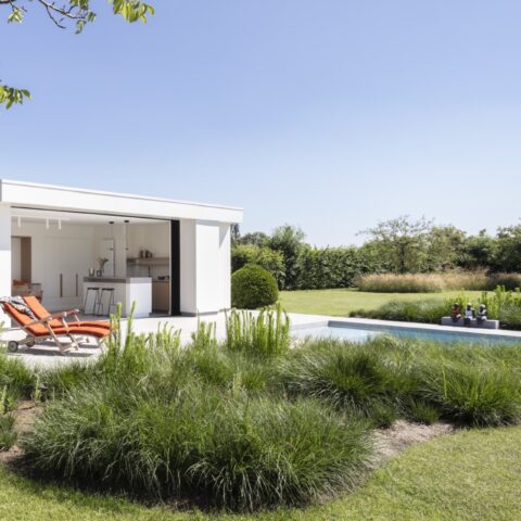 Moderne poolhouse met speelse accenten