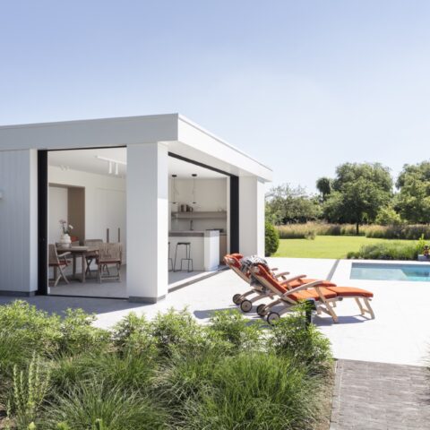 Moderne poolhouse met speelse accenten