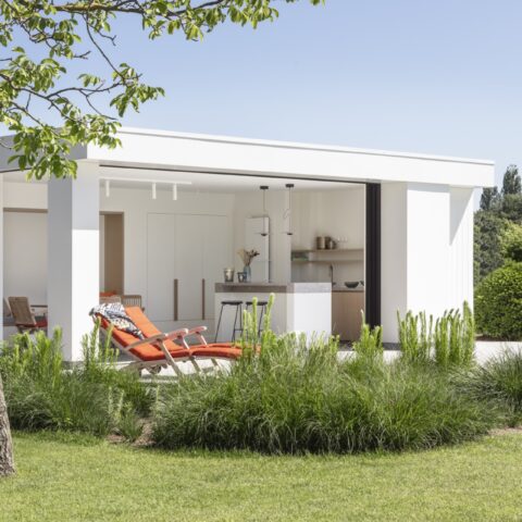 Moderne poolhouse met speelse accenten