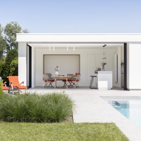 Moderne poolhouse met speelse accenten