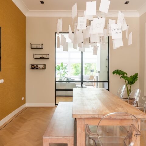 Stalen ensuite deuren in een wand