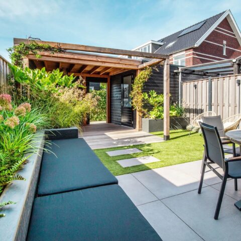 Rich modern urban garden in Westland