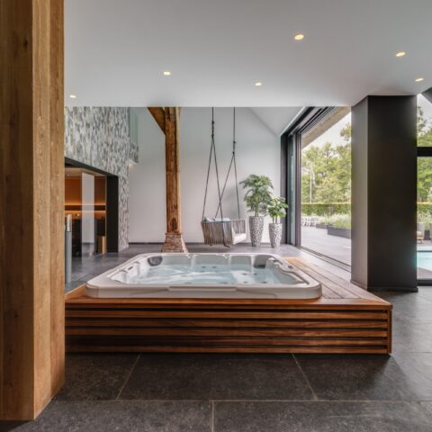 Zwembad, sauna en spa in gerenoveerde boerderij
