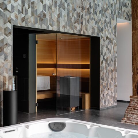 Zwembad, sauna en spa in gerenoveerde boerderij