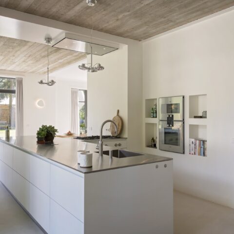Cuisine moderne claire avec détails en noyer