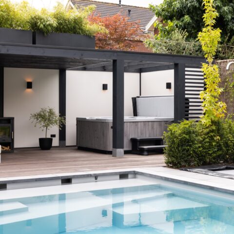 Stadstuin met poolhouse, zwembad, spa en sauna