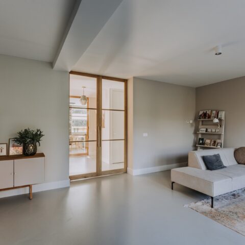 Oak pivot doors with sleek design in Ede