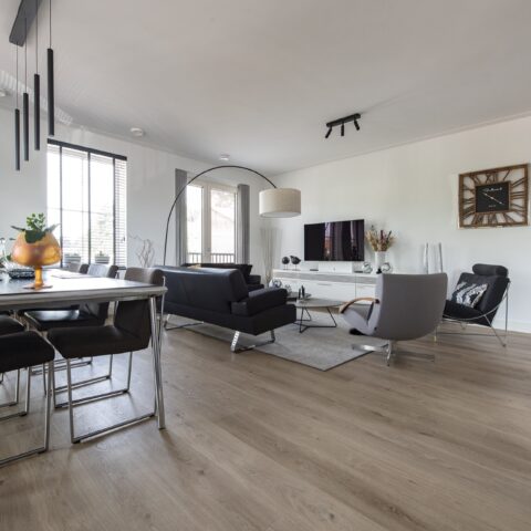 Extra brede PVC vloer in naturel tint met noestjes