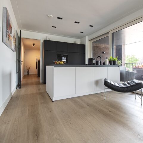 Extra brede PVC vloer in naturel tint met noestjes