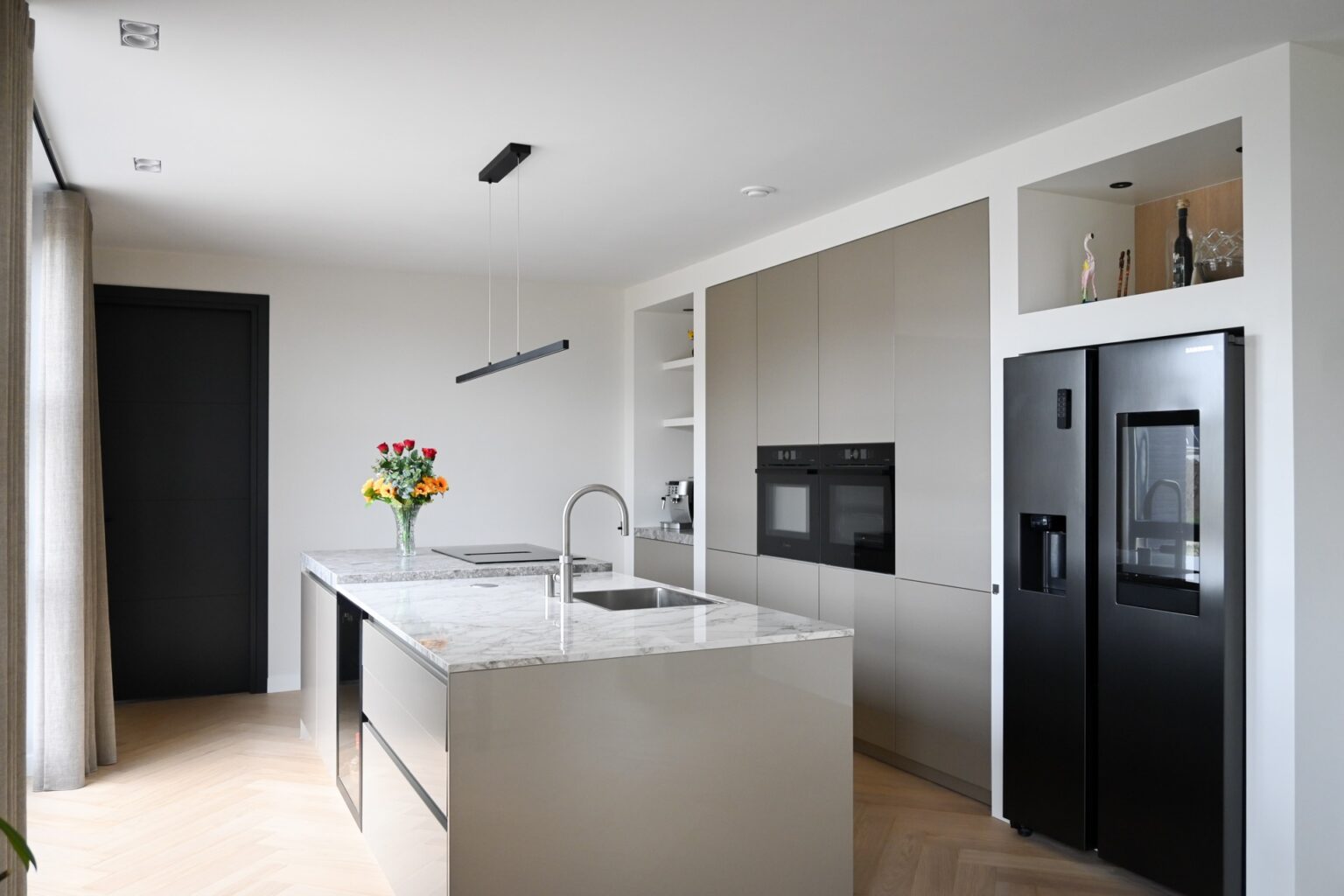 Hoogglans keuken vol met prachtige details