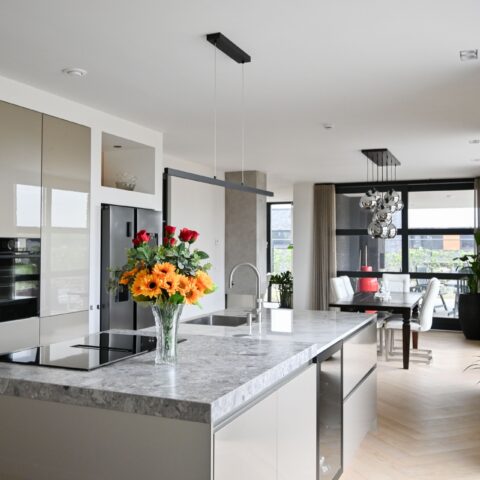 Hoogglans keuken vol met prachtige details