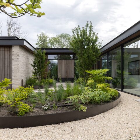 High-end patio villa met rijk materiaalgebruik