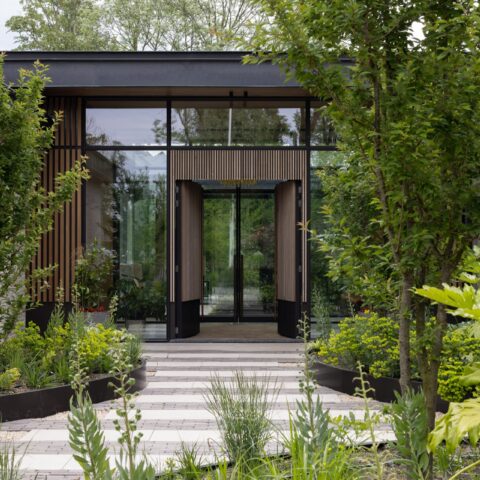 High-end patio villa met rijk materiaalgebruik