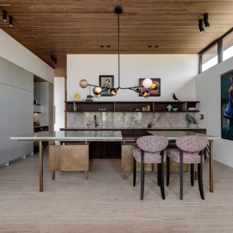 High-end patio villa met rijk materiaalgebruik