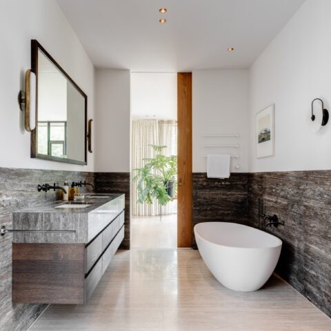 High-end patio villa met rijk materiaalgebruik
