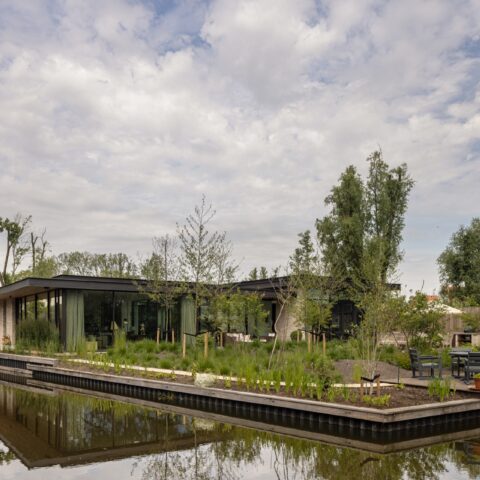 High-end patio villa met rijk materiaalgebruik