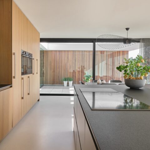 Nieuwbouw moderne bungalow met patio