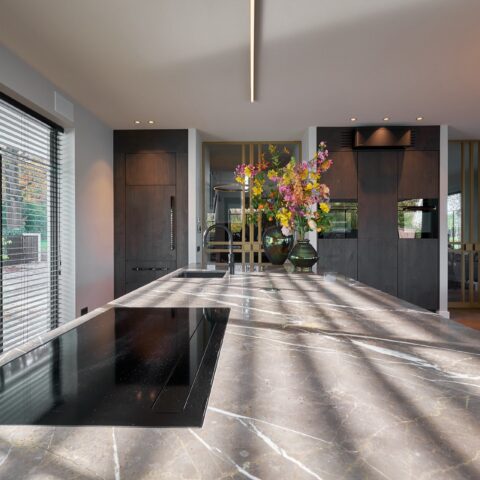 Nieuwbouw witte villa met rieten kap