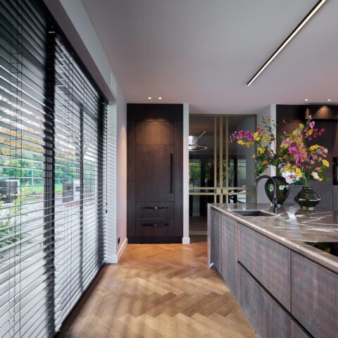 Nieuwbouw witte villa met rieten kap