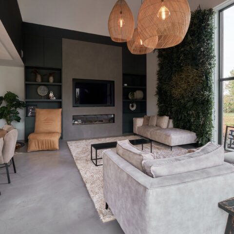 Schuurwoning met rieten dak en gevel