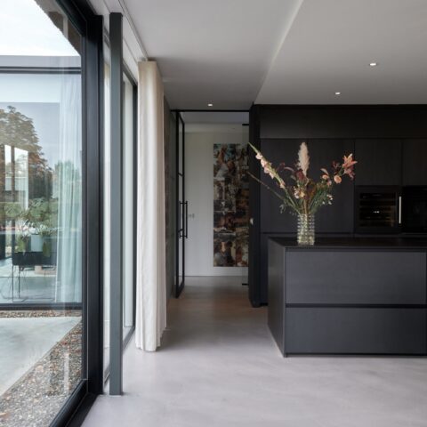 Schuurwoning met rieten dak en gevel