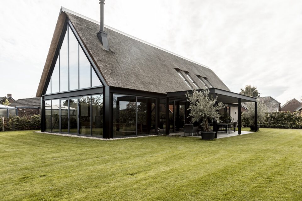Nieuwbouw moderne boerderij met rieten kap