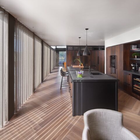 Nieuwbouw moderne schuurwoning met rieten dak