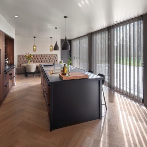 Nieuwbouw moderne schuurwoning met rieten dak