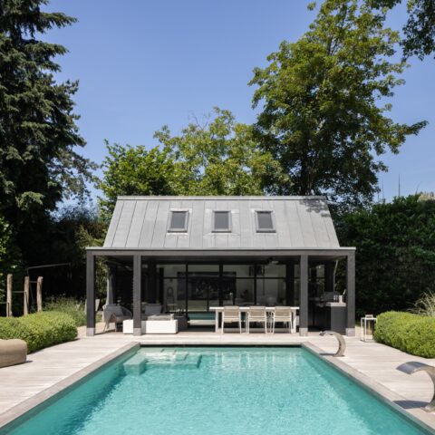 Riant poolhouse met bar