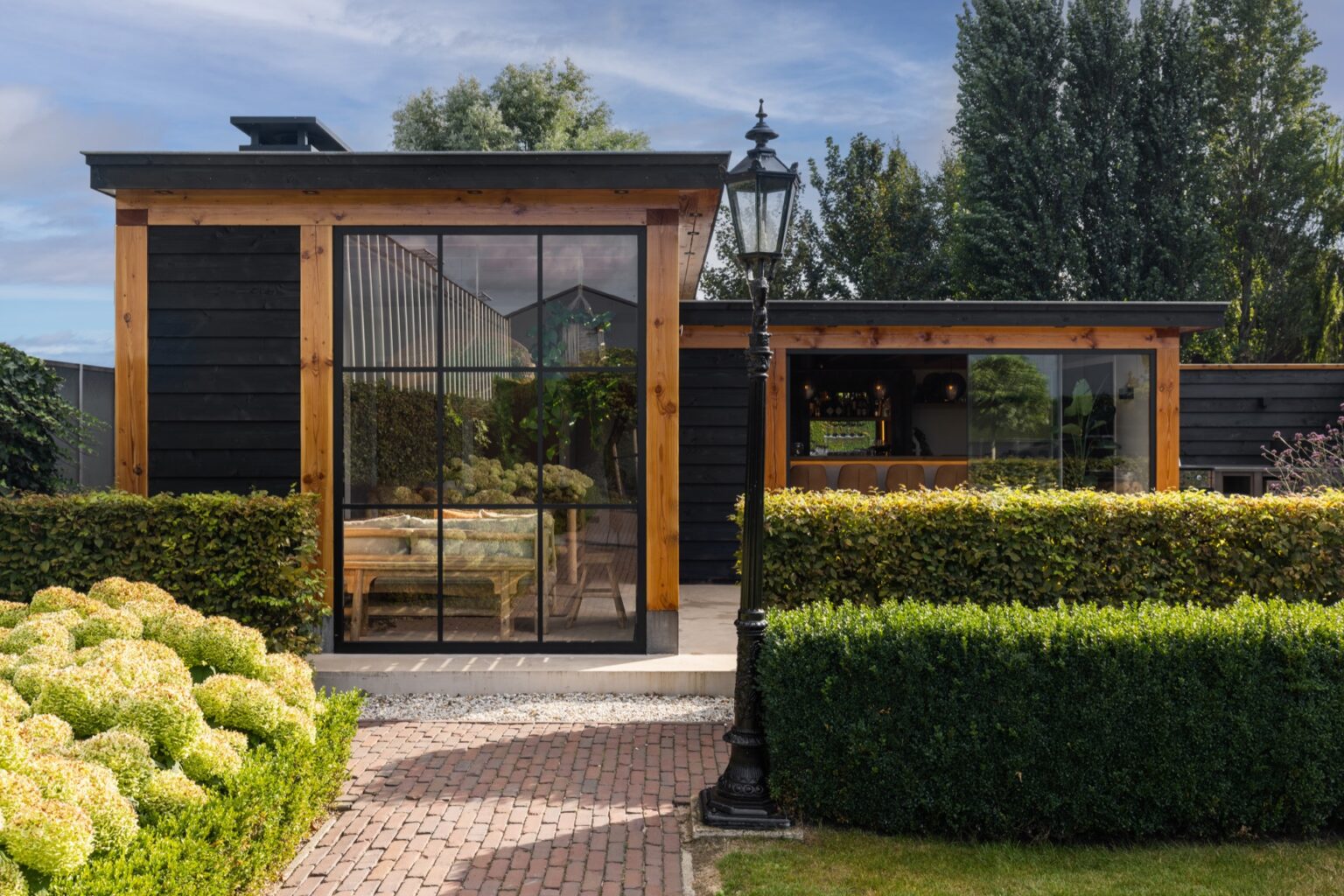 Tuinkamer met bar en lounge | landelijke tuinkamer