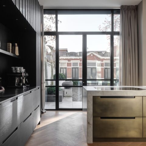 Geïsoleerde stalen buitenpuien, binnendeuren en luxe wijnkast