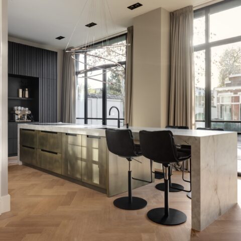 Geïsoleerde stalen buitenpuien, binnendeuren en luxe wijnkast