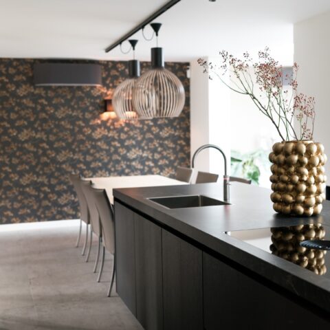 Modern keukenontwerp met geïntegreerde eiken tafel