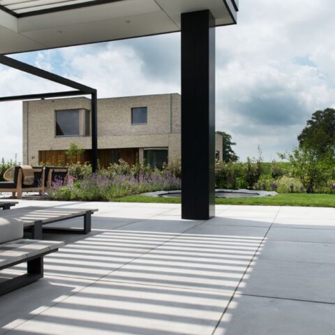 Moderne woning met GeoStylistix gevel en GeoCeramica® terras