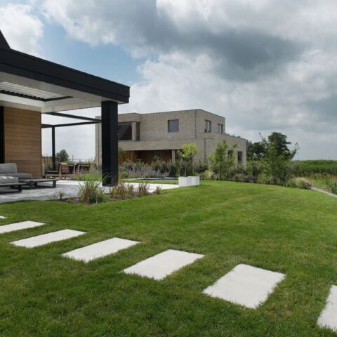 Modern home with GeoStylistix facade and GeoCeramica® terrace: