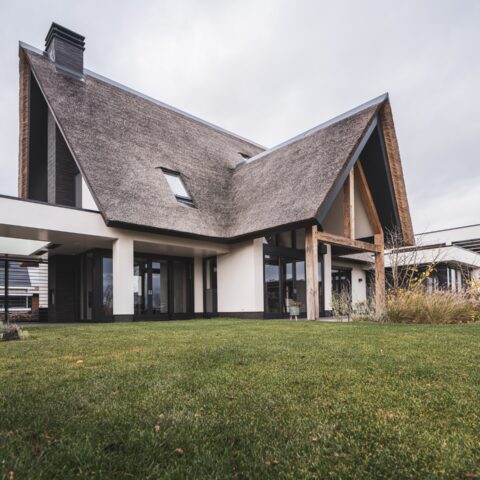 Rural modern villa with thatched roof, Sleeuwijk