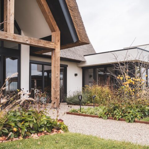 Rural modern villa with thatched roof, Sleeuwijk