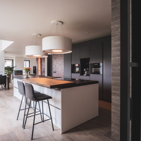 Landelijk moderne villa met rieten kap, Sleeuwijk