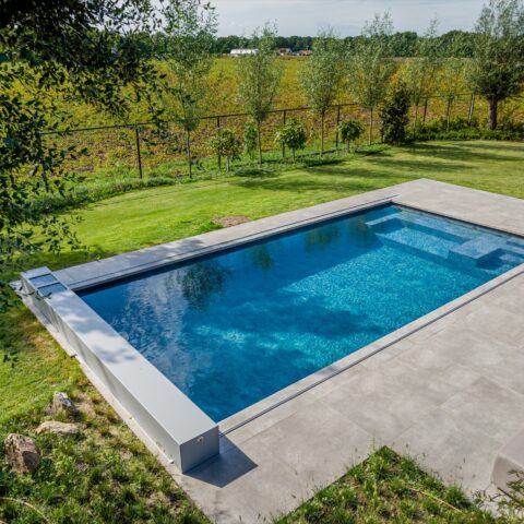 Luxe zwembad met lounge bank te Venray