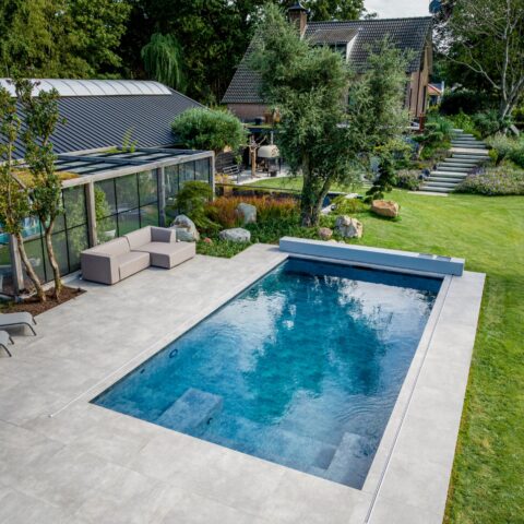 Luxe zwembad met lounge bank te Venray